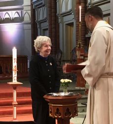 Mary Haugejorden på 78 fant endelig anledningen til å bli døpt. Prest Per Erik Karlsson Brodal utførte dåpshandlingen.  
