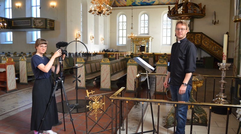 ØVER: Kunststudent Ina Porselius og domkirkeprest Jonas Lind Aase gjør opptak før søndagens spesielle gudstjeneste