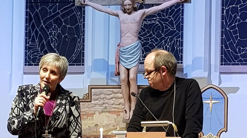 Biskop Herborg intervjues av journalist Knut Inge Furuseth i Fosna-Folket. (Foto: Helge Nilsen)