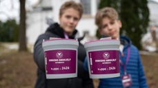 Konfirmantene er bøssebærere under Fasteaksjonen. Foto: Kirkens Nødhjelp