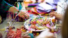 Fastelavnssøndag med boller, fastelavnsris og utdeling av 6-årsbøker (foto: Bo Mathisen/Dnk).