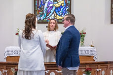 Synstolkning: Bjørg og Are giftet seg på drop-in i 2023. Her sammen med prost Kjerstin Jensen i Ås kirke. Foto: Inger Eide Nordseth