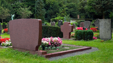 Bilder av minnesmerker på gravplass.