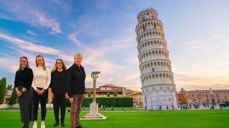 Stabens festkomite på "tur" til Pisa; Jane Christin, Hanne, Linda og Jostein.