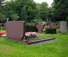 Bilder av minnesmerker på gravplass.