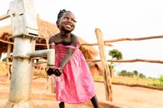 På bildet ser dere Champo. Ei 5 år gammel jente fra Zambia som får rent vann fra en av vannpumpene som Kirkens Nødhjelp har satt opp. Takket være denne vannpumpa holder familien seg friske. Mor har fått seg jobb – for hun trenger ikke lenger å gå dagslange turer for å hente vann, og Champo og søsknene kan være som barn og leke og gå på skole. Kirkens Nødhjelps arbeid nytter!