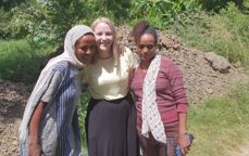 Ingrid sammen med jenter fra landsbyen Aliyu Amba. Foto: Atle Eikeland