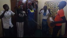 Ungdommer fra Gumuzfolket som synger sanger på sitt eget språk. Se film under lenker nederst på siden.