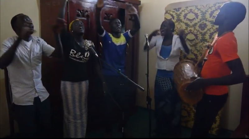 Ungdommer fra Gumuzfolket som synger sanger på sitt eget språk. Se film under lenker nederst på siden.