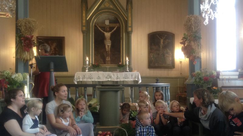 Synstolkning: bildet er av mange 4 åringer og deres foresatte i Nordby kirke.