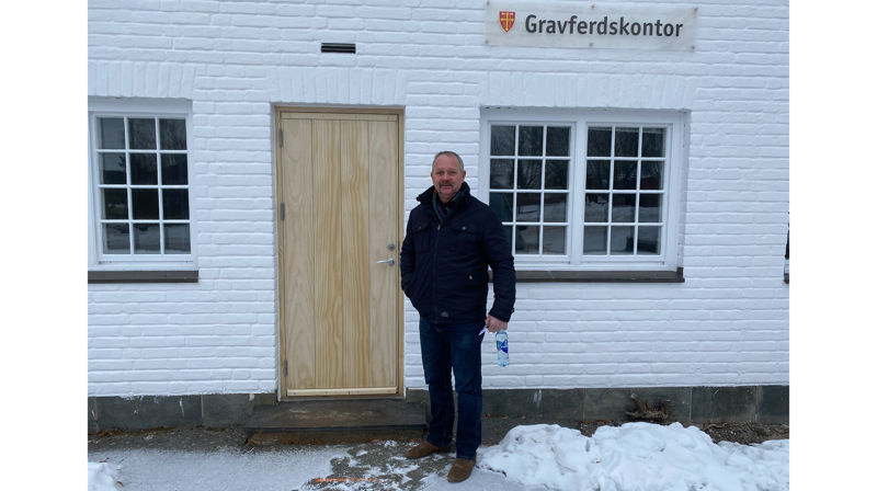 Sjef for Gravplassmyndigheten i Asker, Even Frogh, er på jobb - men kontoret er foreløpig stengt for besøkende. Foto: Jørgen Svartvasmo / Asker kirkelige fellesråd