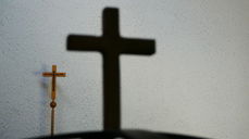 Søndagsskoleleder med to barn. Foto: Sven-Erling Brusletto