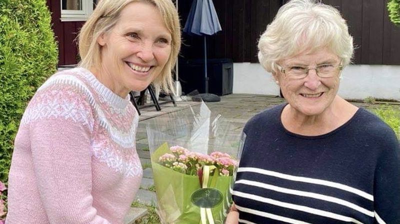 Marilyn Brattskar overrekker blomster til vinner Bjørg Asbjørnsen
