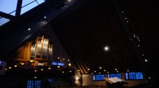 Dunkelt kirkerom sett mot orgelet. Foto D.T. Tveita