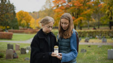 Helgen benyttes kanskje til å besøke kirkegården for å pynte, minnes og tenne lys. Foto: Hans Jakob Heimvoll