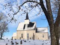 Bildet viser Røyken kirke en fin februardag i 2023. Foto: Ellen Martha Blaasvær