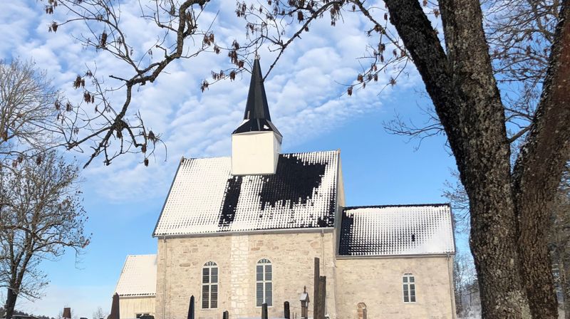 Bildet viser Røyken kirke en fin februardag i 2023. Foto: Ellen Martha Blaasvær