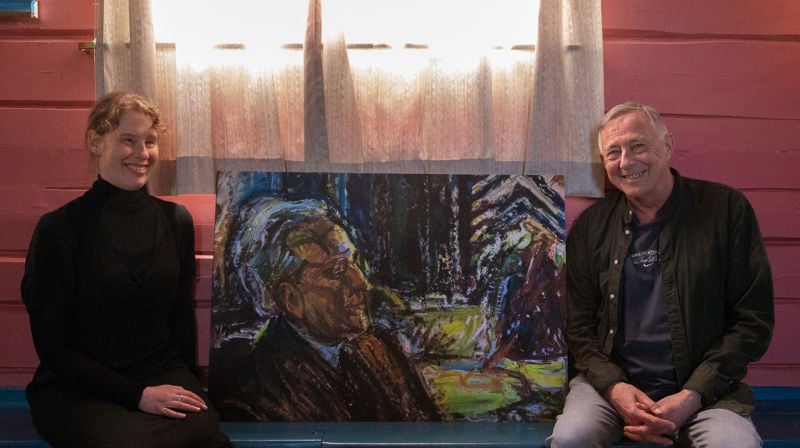 Hege Eidseter og Frank Tangen med et av Henrik Sørensens portretter av vennen Pär Lagerkvist. Foto: Pål A. Berg