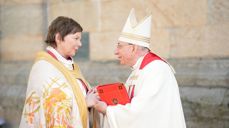 Søndag besøker biskop emeritus Munib Younan fra Palestina Bergen domkirke. Her er han avbildet sammen med biskop Ragnhild Jepsen. Foto: Gyrid Cecilie Nygaard
