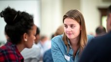 Bli med på dialogkafe mm. på festivalen Mangfoldsbyen 2025. Foto: Bo Mathisen (ill.)