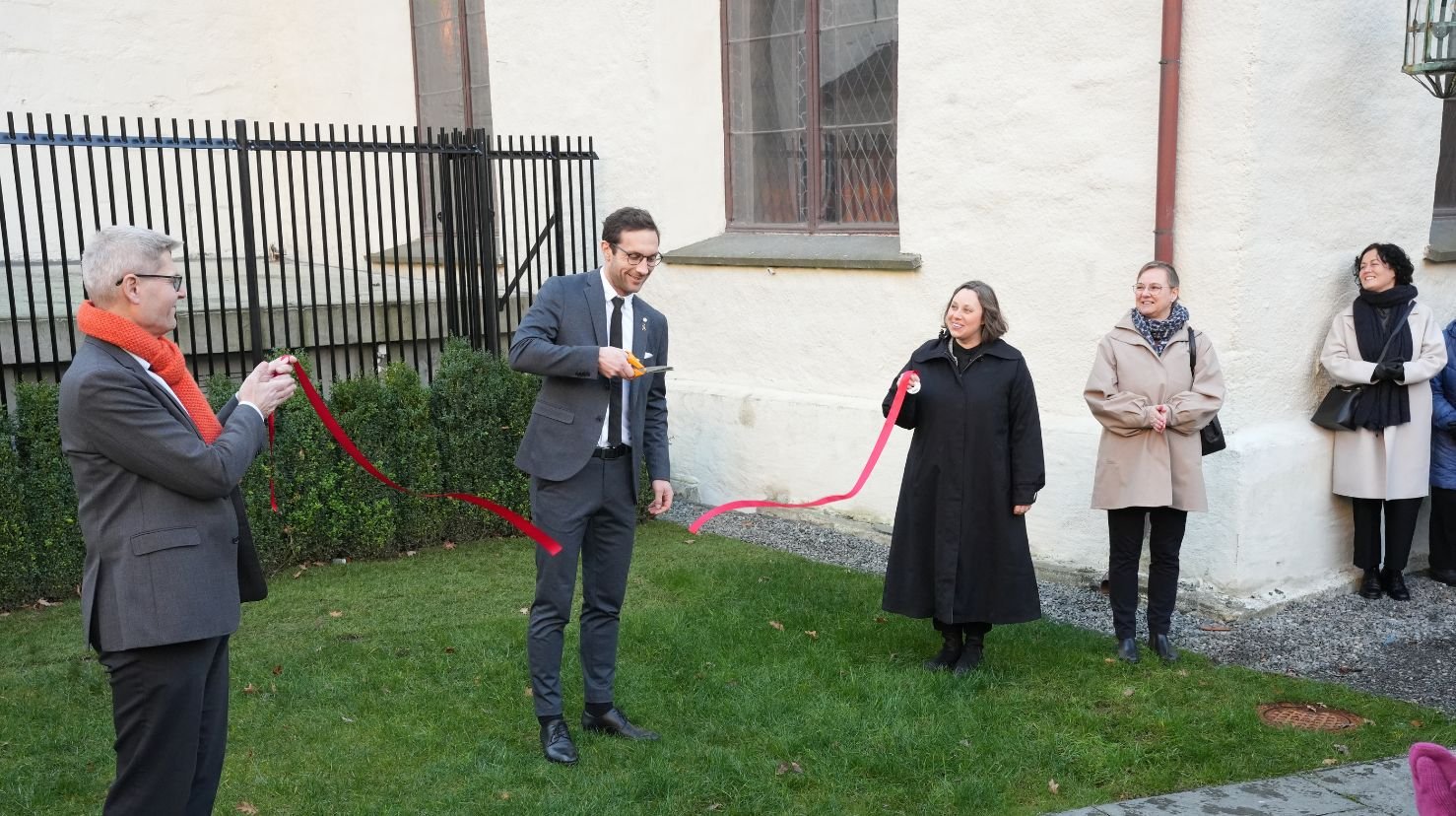 Varaordfører klipper snor utenfor kirke. Foto.