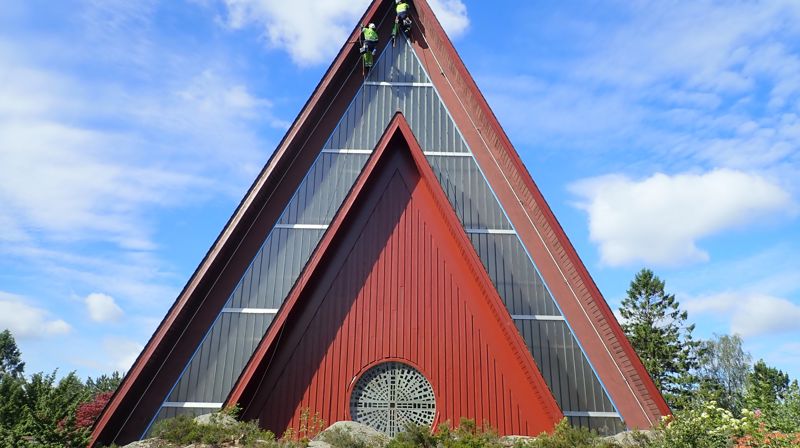 Biskopshavn kirke males av klatrere