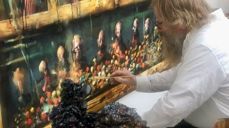 Billedkunstneren Håkon Gullvåg har malt alterbilde til Fridalen. Det blir spennende å se det ferdige resultatet søndag 18. oktober!