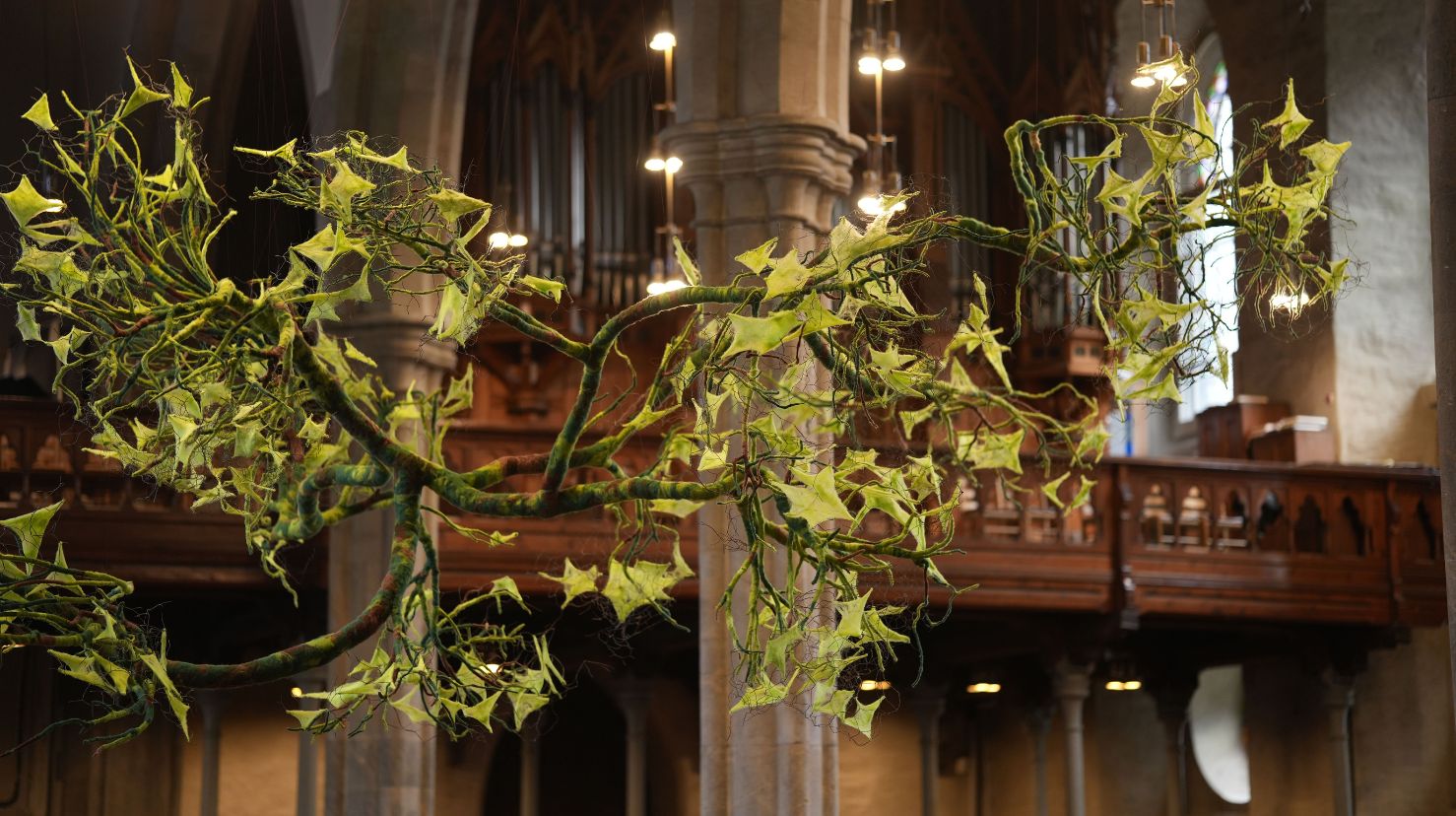 Svevende greiner i middelalderkirke. Foto.