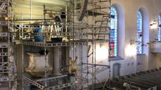 Stillaset må på plass når det skal flikkes og ordnes på galleriet i Nykirken. (FOTO:Eirik B. Minde)