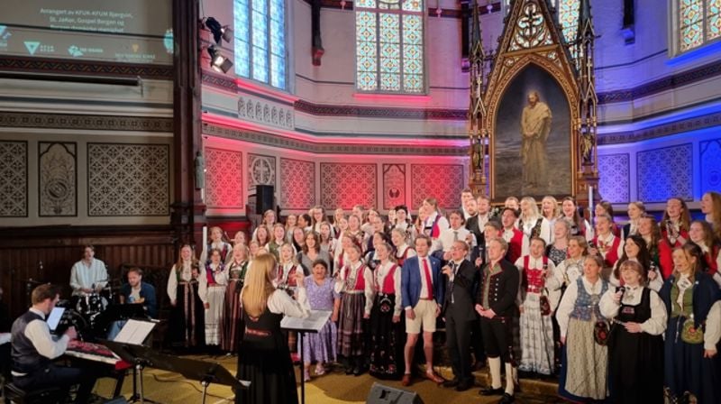 Sangere og musikere feirer gudstjeneste