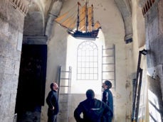 Det gamle kirkeskipet har fått store vannskader i forbindelse med lekkasjen i Mariakirken. Antikvarer er i gang med arbeidet for å finne ut hvordan skipet best kan restaureres.  