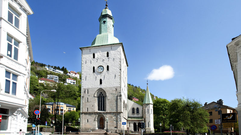 Turist i Bergen domkirke / Tourist in Bergen Cathedral