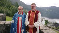 Håkon Økland Kinsarvik sammen med biskop Halvor Nordhaug. (Foto: Dag Sunnanå)