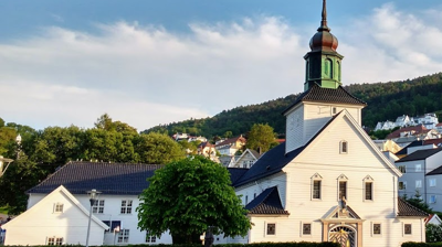 Bilde av Laksevåg kirke og menighetshus.