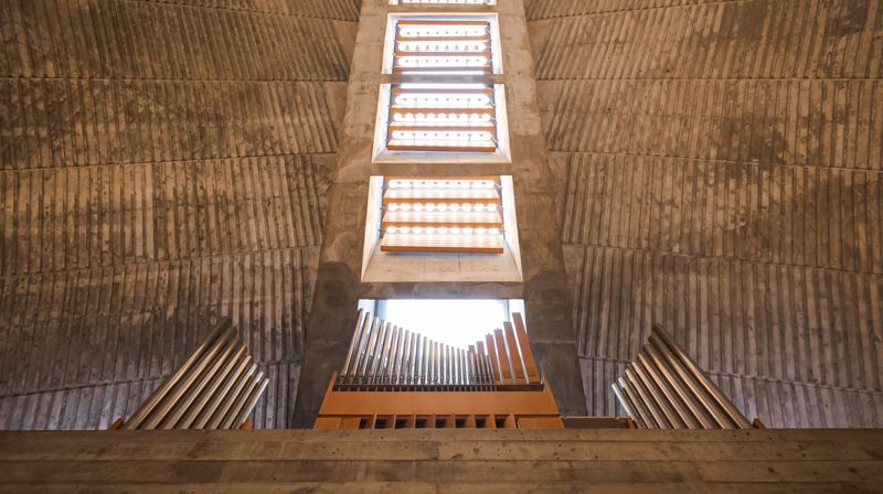 På bildet ser vi orgelet i Slettebakken kirke, sett fra kirkegulvet. Foto Lars Kristian Steen