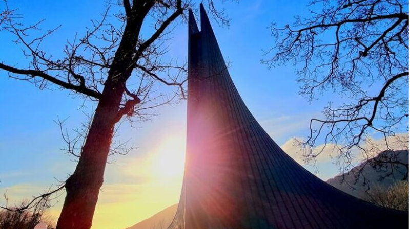 På bildet ser vi Slettebakken kirke med en lav høstsol i bakgrunnen - foto Kari Linda Schrøde-Bråtane