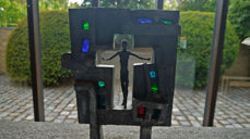 Påskemotiv: Denne skulpturen som står på alteret i Vestervang kirke i Helsingør, symboliserer selve påsken for Karen Hjertholm. Den er laget av Hein Heinsen, som senere stod for korsutsmykningen over alteret i Søreide kirke. Dette motivet er også forsidebildet på Refleks nr. 1-25. (Foto: modernekirkekunst.dk)