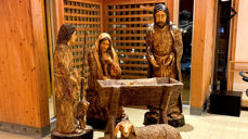 Den store julekrybben er en attraksjon for alle som besøker Søreide kirke i tiden rundt jul, bl.a. barnehager og skoler.