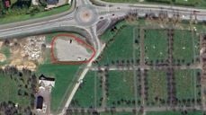 Foto: Google Maps. Bildet viser Bodø kirkegård og tilhørende parkeringsplass med markering hvor det vil asfalteres.