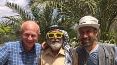 Prostiprest Odd Eidner (til venstre) sammen med guide og en av de andre pilgrimene