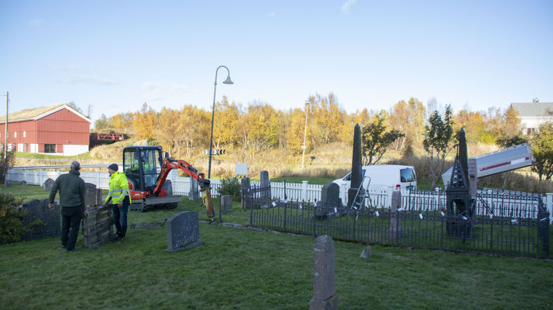 Vi er godt i gang med oppussing av Zahl´s gravsted. Foto: Thomas Jentoft