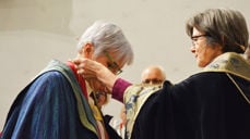 Ann-Helen Fjeldstad Jusnes mottar biskopkjedet av Preses Helga Byfuglien. Foto: Thomas Jentoft