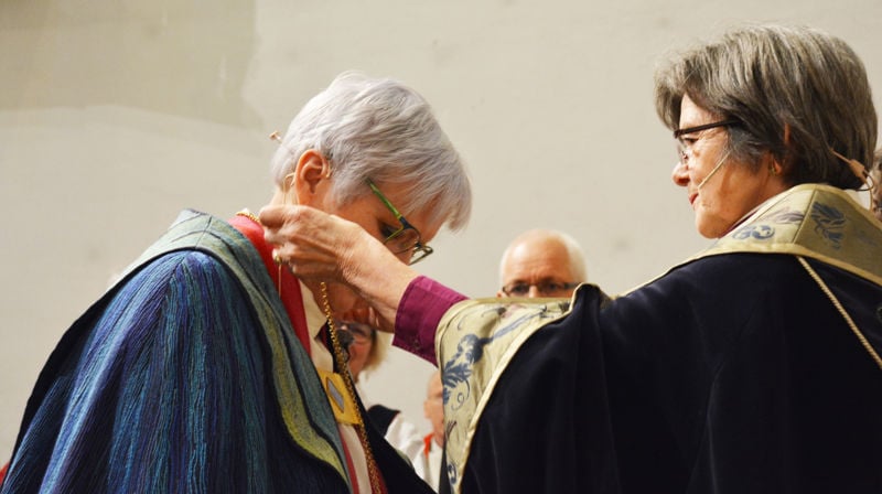Ann-Helen Fjeldstad Jusnes mottar biskopkjedet av Preses Helga Byfuglien. Foto: Thomas Jentoft