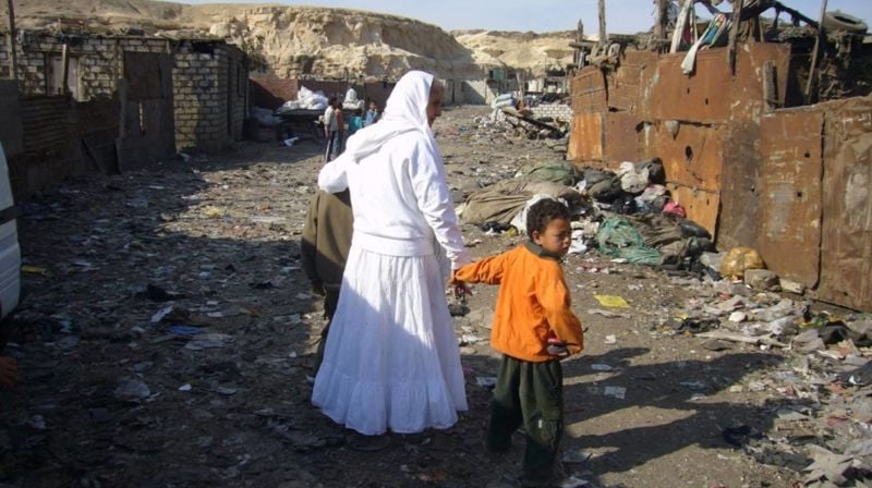 Mama Maggie gir barn verdighet. Her er hun i Helwan-slummen i Kairo. (Foto: Bjørn A. Wegge)