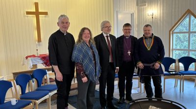 Fv: Roff Steffensen (prest i lulesamisk område), Iren Vesterli (pitesamisk representant, Saltdal), Harald Hegstad (leder i Kirkerådet), Svein Valle (biskop), Kurt Solstrøm (ass. kirkeverge Hamarøy) Foto: Svein Malmbekk