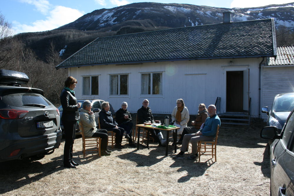 Kaffe, bønn og salmesang foran bedehus for siste gang. Foto: Monica Nilsen.