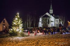 Bilde av julegrantenning ved Saltstraumen menighetshus.