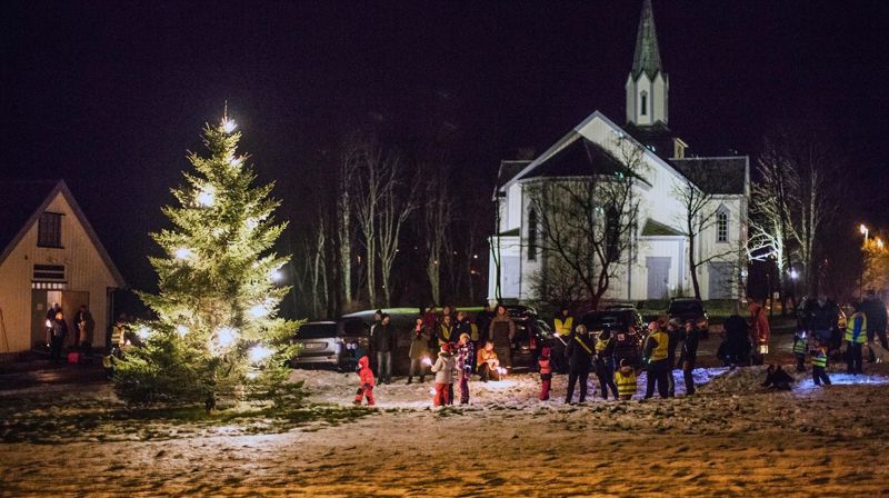 Bilde av julegrantenning ved Saltstraumen menighetshus.