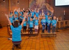 Tverlandet barnegospel synger i Tverlandet kirke.
