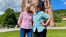 Bjørg Juriks og Edel Gervin ser frem til å få inn forslag på hvordan en pilegrimslabyrint utenfor kirken kan bli. Therese Thorne var ikke til stede da bildet ble tatt. Foto: Elisabeth Helgeland Wold